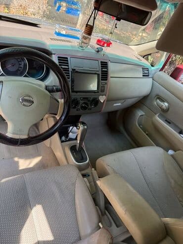 дом на колесах turbo az: Tünd qırmızı rəngli Nissan Tiida avtomobili, gündəlik istifadə üçün — 2