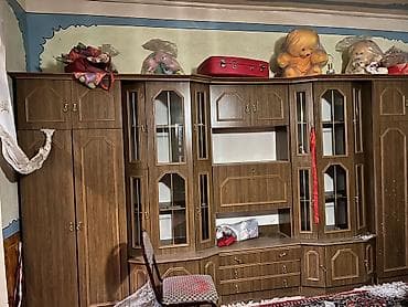 Klassik üslubda iri ölçülü qonaq otağı divar dolabı - Material: ağac