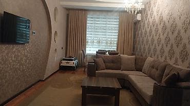 şeki: Mənzilin təsviri: - Geniş və işıqlı zal: divardan asılan televizor — 1