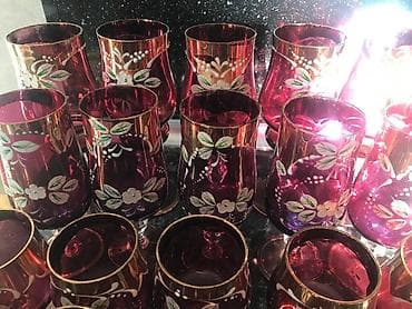 serviz: Qırmızı-bənövşəyi tonlarda, qızılı haşiyəli dekorativ şüşə qədəh və — 7