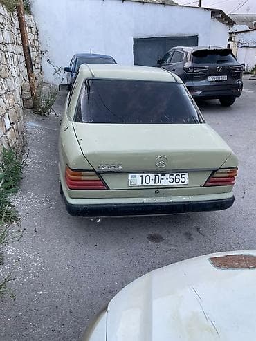 04 sat: Mercedes-Benz 230: 2.3 l | 1985 il Sedan — 2