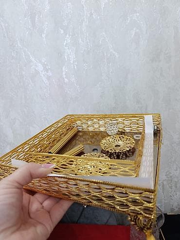 Şirniyyat qabı satılır. Təzədir işlənməyib, 2 mərtəbəlidir. Götürülmə