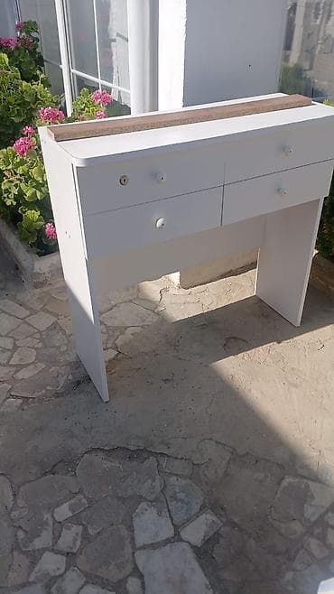 Ağ rəngdə şaquli zərgərlik şkafı-güzgü tipli organizer. - Ön panel — 4
