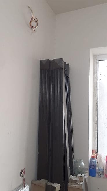 küçə qapısı: 5 ədəddir Materialı isə taxta mdf qarışıg.Agir keyfiyyətli qapilar — 3