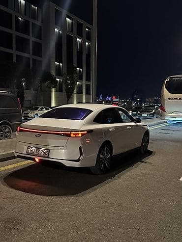 Tesla: Tesla : 1.5 л | 2025 г. 75000 км Седан — 1