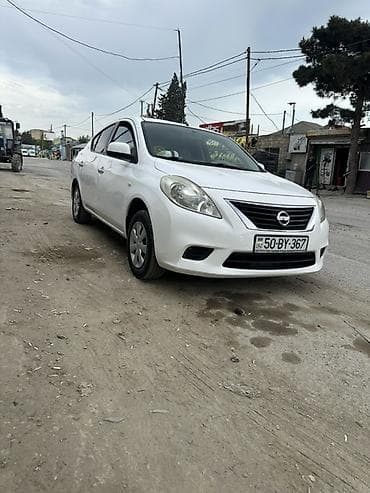 on suse: Nissan Sunny sedan – ağ rəng, 4 qapı, arxa baqaj spoyleri ilə. Praktik — 7