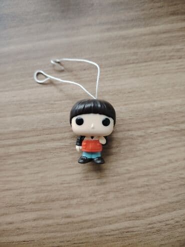 маска барои руй: Mini fiqur asqısı - Material: sərt PVC/vinil - Dizayn: qısa qara — 1