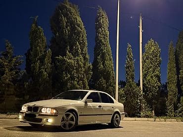 BMW 5 Series E39 sedan – ağ rəng, 4 qapı, arxa ötürücülü. Klassik