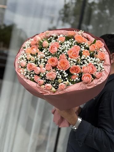 gulle: Gül dəsti – şaftalı rəngli spray qızılgüllər və gipsofila - Tərkib — 2