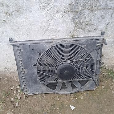 su radiatoru mersedes: Mercedes avtamabilin Kondisaner Radiatoru Peri üzerinde per işlekdir — 2