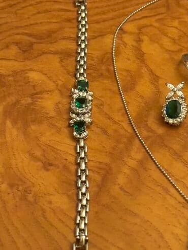 1 qram qizilin qiymeti: Dəstə daxildir: Bilərzik, Boyunbağı, Kulon — 7