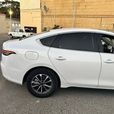 последующий выкуп авто бишкеке: BYD sedan – ağ rəng, aerodinamik kuzov və geniş xrom ön barmaqlıq. Ön — 4