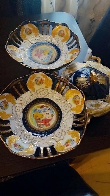 qab qacaq ecemi: Mavi-qızılı dekorlu porselen 3-luk dəst.2meyvə qabı 1 isti xörək qabı — 1