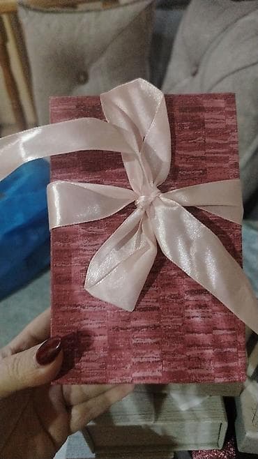 Mağaza avadanlığı: Etir mebeli və stolu ilə birlikdə magaza baglandıgı ucun satılır.Real — 5