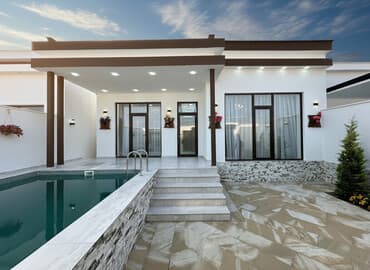 Modern hovuzlu həyət evi - Memarlıq: Minimalist fasad, geniş vitraj