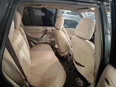 rustavis avto bazari: Toyota RAV4, qara rəng, kompakt SUV. Əsas xüsusiyyətlər: - Korpus: 5 — 6