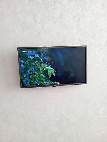 LG LED televizor, təqribi 32–37 düym (divara asılmış). Nazik