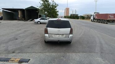 qubada ucuz avtomabiller: Gümüşü rəngdə olan Opel Zafira miniveni. Geniş salonu və baqajı var — 3