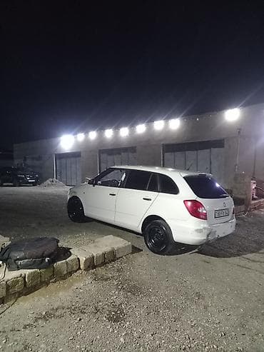 hyundai i30 universal: Skoda Fabia Combi, ağ rəng, universal kuzov. Texniki xüsusiyyətlər: - — 5