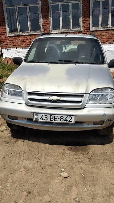 Chevrolet Niva 4x4, gümüşü rəng. Kompakt ofroud krossover