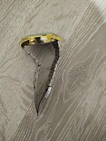 Kişi qol saatı – klassik dizayn - Korpus: qızılı rəngli dairəvi