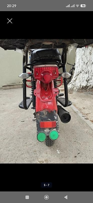 hyundai elantra diffuser: Qırmızı rəngli şəhər tipli motosiklet Xüsusiyyətlər: - Klassik — 5