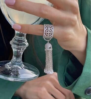 Zərif tasselli qadın üzüyü - Dizayn: Geniş halqalı, daşlarla