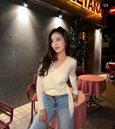 Bej rəngli, krossover (wrap) üslubunda qadın bluzası. - Model lalafo.az -da Bej rəngli, krossover (wrap) üslubunda qadın bluzası. - Model