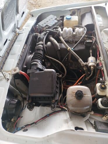 sprinter oturacaqlar: VAZ 2107 sedan, ağ rəng. Klassik kuzov dizaynı, xrom ön barmaqlıq və — 9