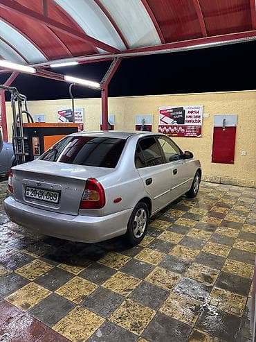 Hyundai Accent: 1.6 l | 2001 il Sedan