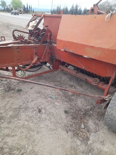 qosqular: Otlara/yoncaya uyğun pres yığan kənd təsərrüfatı aqreqatı (kvadrat — 4