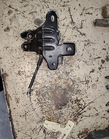 ezik masin: Avtomobilin baqaj kilidi mexanizmi, qara rəngdə metal konstruksiyaya — 1