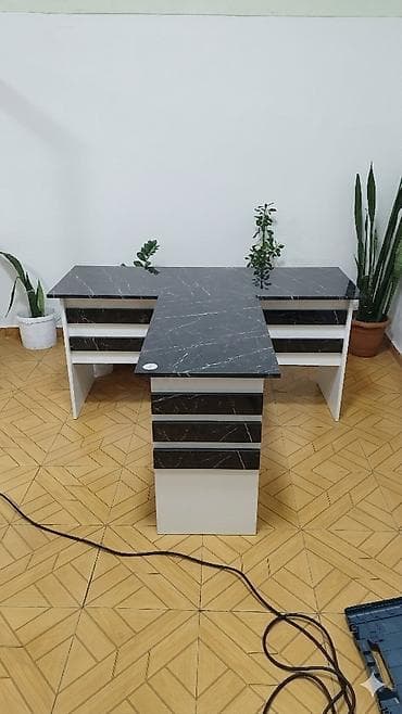 Yeni, İşçi üçün, Dördbucaq masa