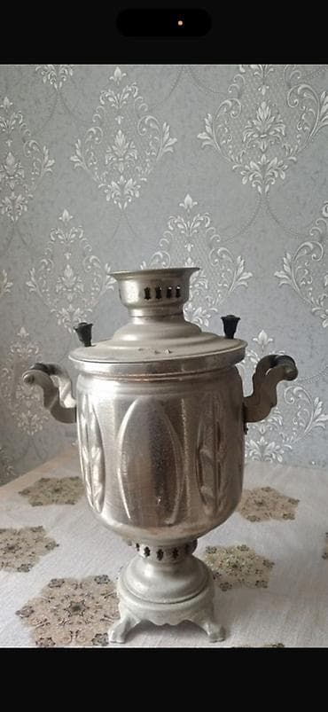 i̇pone 15 pro: Klassik metal samovar - Material: qalın metal gövdə, rellefli naxışlı — 3