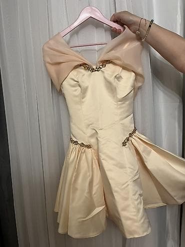 Son zəngə tikilib.Bir dəfə geyinilib.XS-S razmer.Şampan rəngində, qısa