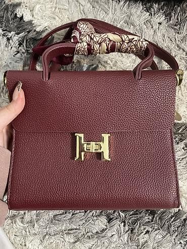 Çantalar: Qadın çantası – tünd bordo rəngdə, qranulyar teksturalı dəridən. Ön — 1