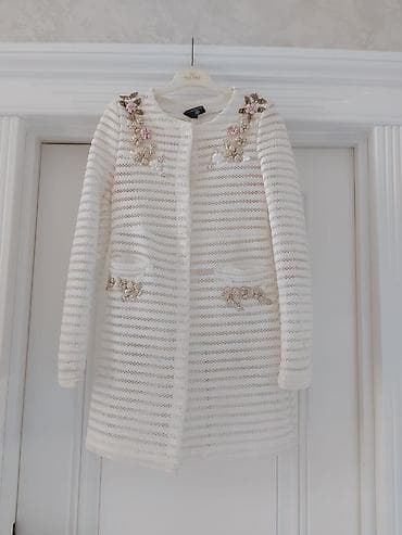 qara jaket: Qadın və kişi geyimləri dəsti ;Her biri 18 manatdır 1) Boz rəngli — 2