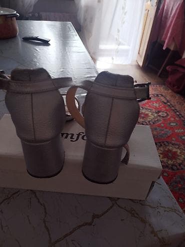 Basanoşka və səndəllər: Gümüşü rəngdə qadın sandal. - Model: açıq burun, ön hissədə enli — 3