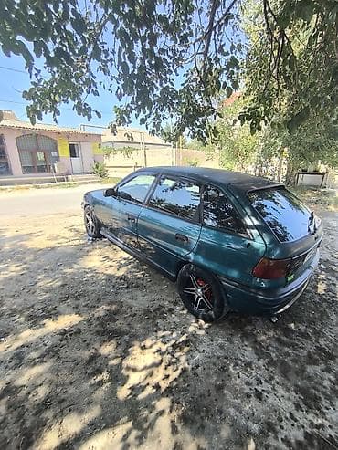 vectra b fara: Opel Astra F sedan - Kuzov: 4 qapılı sedan, tünd yaşıl rəng - Salon — 10