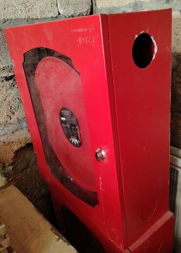 hmdi kabel: Qırmızı rəngdə olan bu metal şkaf, yanğın şlanqının saxlanması üçün — 1