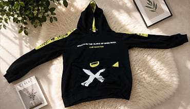Толстовки: Qara rəngli, kapüşonlu svitşot. Modeldə neon-sarı detallarla kontrast — 1