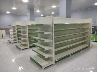 divar rəf: Müxtəlif rənglərdə metal ticarət rəfləri. Hər bir rəf mağaza və ya — 8