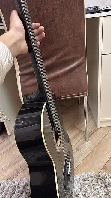 akustik gitara satisi: Akustica klassik gitara – qara rəng, parlaq lak örtük. Xüsusiyyətlər — 6