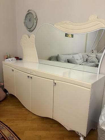 tv stend modelleri: Klassik üslubda qonaq otağı mebel dəsti Tərkibi: - 2 ədəd şüşə vitrin — 1