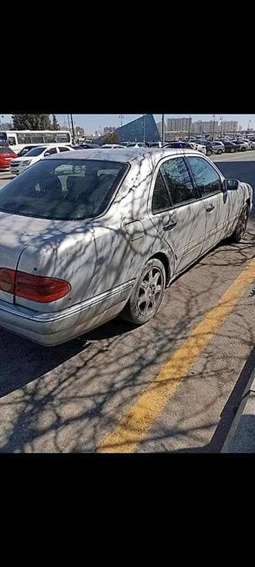mersedes 1 8: Mercedes‑Benz E‑Class (W210) sedan - Kuzov: 4 qapılı sedan, gümüşü — 3
