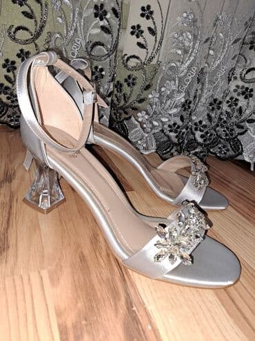 Gümüşü rəngdə qadın sandaleti - Açıq burunlu, tək zolaqlı model -