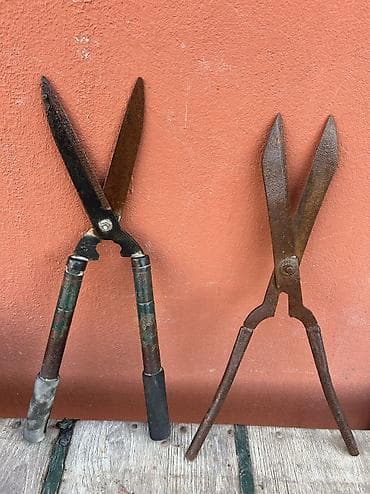 Qayçılar, bıçaqlar: Köhnə tip əl alətləri dəsti – qarışıq paket satılır.Qiymətlər — 4