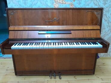 Upright piano – klassik dizayn, təbii taxta korpus - Korpus: parlaq