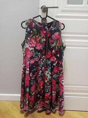 libas: Gül naxışlı, qolsuz qadın mini donu. Tünd fonda çəhrayı və yaşıl — 1