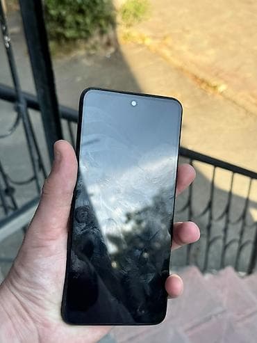 pixel 7 pro: Smartfon – tam ekranlı, ön kameranın mərkəzdə yerləşdiyi displey — 1